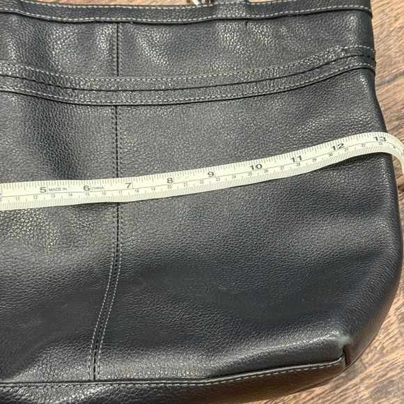 Coach Black Leather Shoulder Bag with Sleek Design - Picture 3 of 7